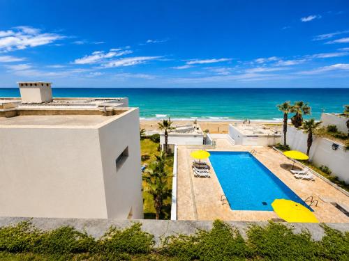 수영장, Sea view swimming pool Luxury apartment in 시디 부크나델