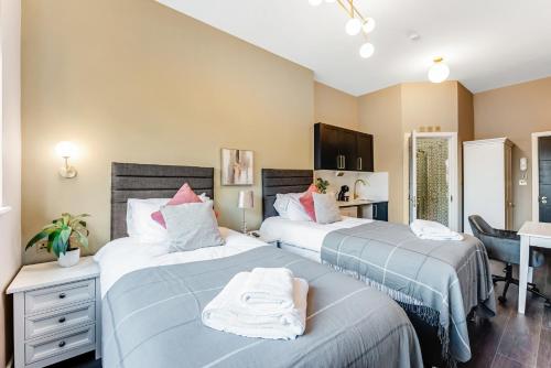 Wake, Sip, Slay Stylish Studio with Cozy Feels 3, Londres