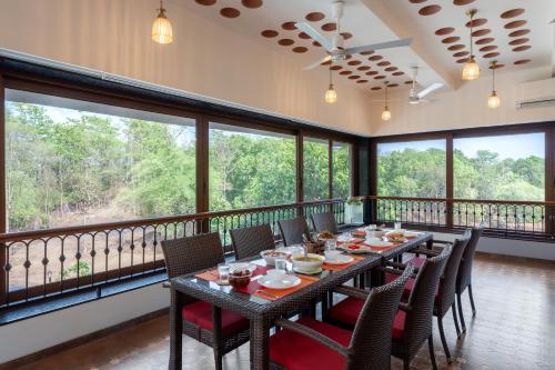 Ēdiens un dzērieni, SaffronStays Vedika Heritage Family Suite in Vikramgad