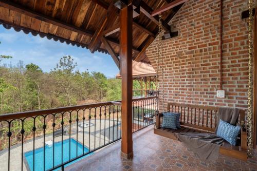 Balkons/terase, SaffronStays Vedika Heritage Family Suite in Vikramgad