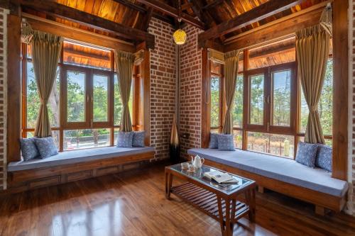 Balkons/terase, SaffronStays Vedika Heritage Family Suite in Vikramgad