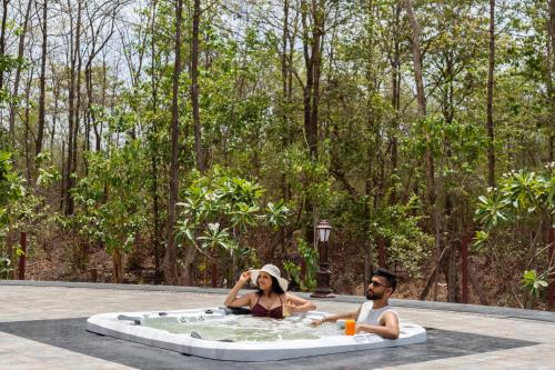 Karstais baseins, SaffronStays Vedika Heritage Family Suite in Vikramgad