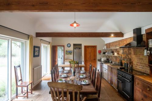 The Dairy House #Aldeburgh #SnapeMaltings - sleeps 11 - NOT SUITABLE FOR HENS OR STAGS OR ANY SIMILAR NOISY EVENTS DUE TO PROXIMITY OF NEIGHBOURS WHO VALUE THEIR PEACEFUL SETTING - Manage by Aldeburgh Coastal Cottages - image 3