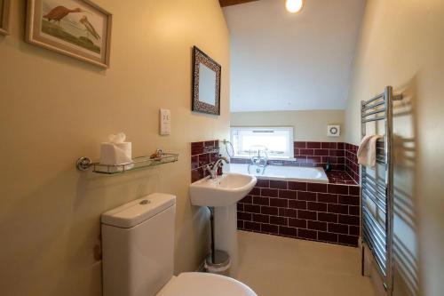 The Dairy House #Aldeburgh #SnapeMaltings - sleeps 11 - NOT SUITABLE FOR HENS OR STAGS OR ANY SIMILAR NOISY EVENTS DUE TO PROXIMITY OF NEIGHBOURS WHO VALUE THEIR PEACEFUL SETTING - Manage by Aldeburgh Coastal Cottages - image 2