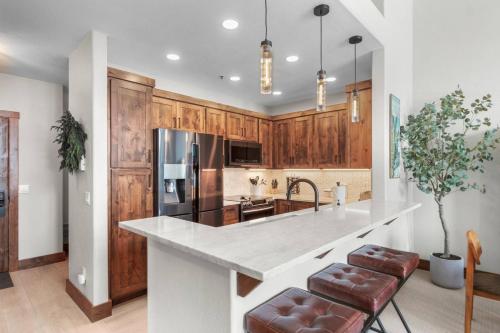 Remodeled Condo Ski in out with Hot Tub Spa Gym - image 4