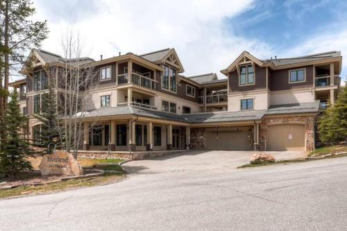 Remodeled Condo Ski in out with Hot Tub Spa Gym - image 2
