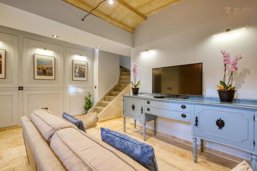 ห้องส่วนกลางสำหรับนั่งเล่น/ดูทีวี, Charming Restored Townhouse with Rooftop Terrace & BBQ - Attard in แอตตาด