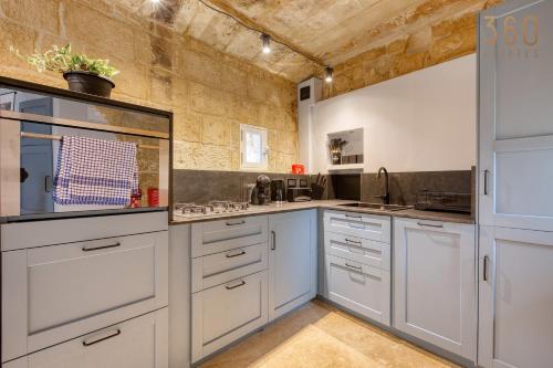 ห้องครัว, Charming Restored Townhouse with Rooftop Terrace & BBQ - Attard in แอตตาด