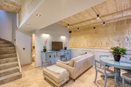 บริการและสิ่งอำนวยความสะดวก, Charming Restored Townhouse with Rooftop Terrace & BBQ - Attard in แอตตาด