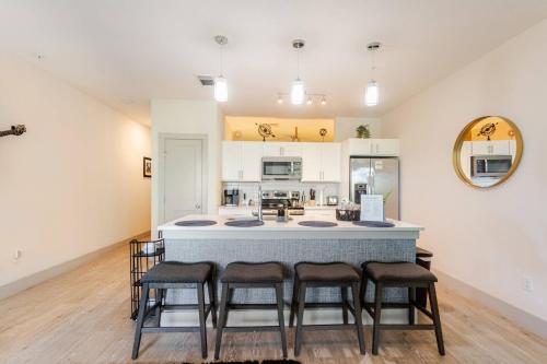 Chic Riverwalk Facing Condo Pool View Free Parking Pets Welcome - San Antonio, TX