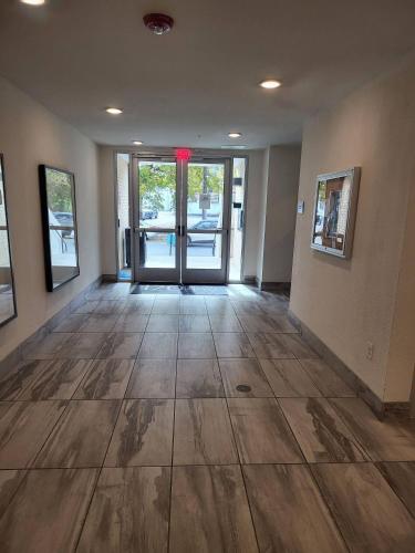 Chic Riverwalk Facing Condo Pool View Free Parking Pets Welcome - image 2