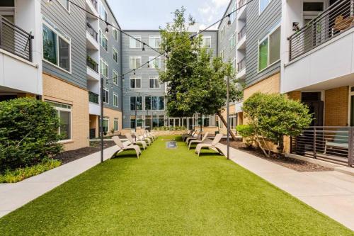 Riverwalk Downtown Luxury Pool Free Parking - image 3