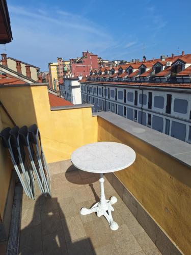 BNG11 Accogliente Bilocale con Balcone Vicino ai Navigli