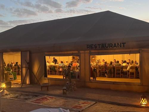 Restaurant, Caravansérail Agafay by Dar Inacamp (Caravanserail Agafay by Dar Inacamp) in El Arissa