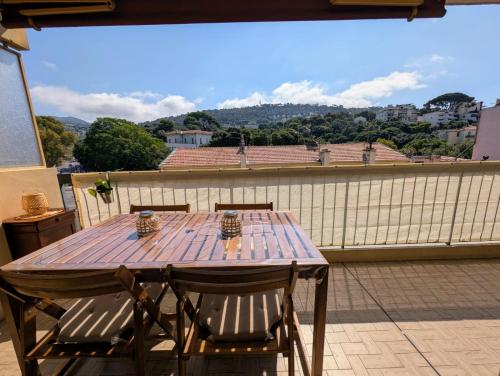 Port Central, Quiet & Spacious- AC, Parking, 4 prs
