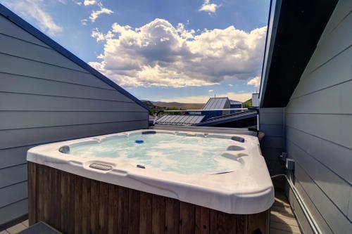 58B - Modern Silverthorne Townhome with Rooftop Hot Tub in Silverthorne