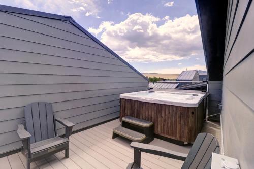 58B - Modern Silverthorne Townhome with Rooftop Hot Tub in Silverthorne