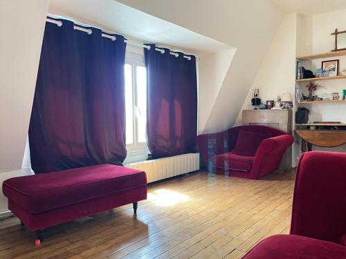 A spacious apartment in a Parisian neighborhood