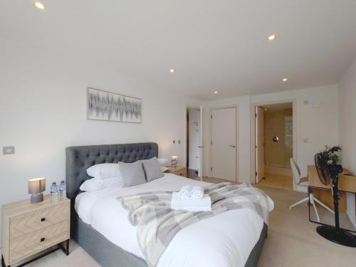Fully Serviced Two-Bed Apartment near London Excel, London
