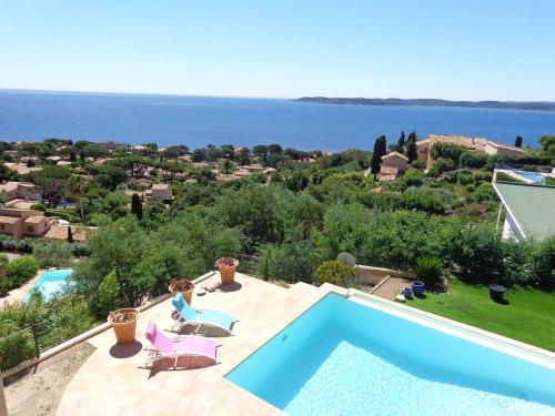 Nice family house with pool sea view