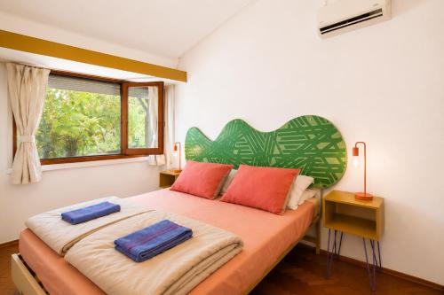 1 double bed, 2 twin beds