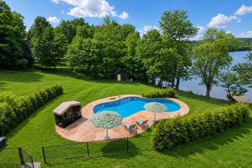 Lakefront Retreat w/ Pool & Boats – Sleeps 12