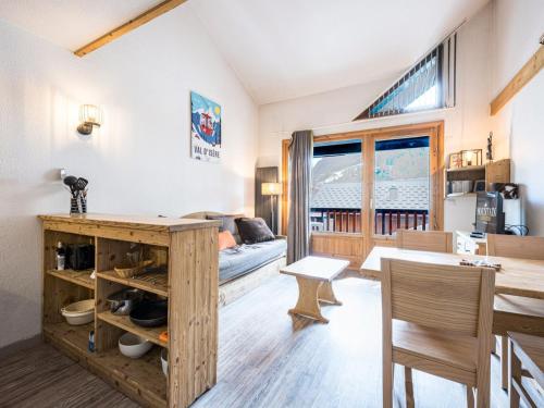 Studio avec mezzanine, balcon, parking proche pistes Val-d'Isère - FR-1-518-133
