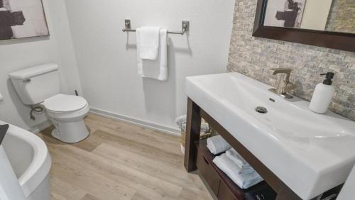 Villa Vivara Stylish 4BR Villa with Heated Pool - image 3