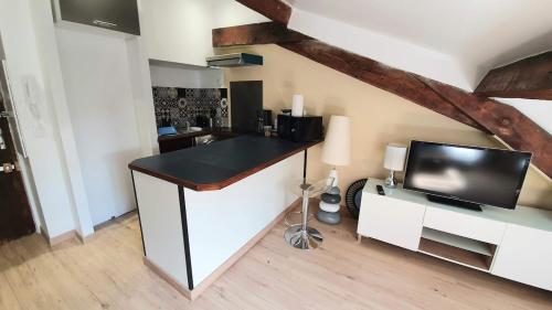 Central cozy flat near sea