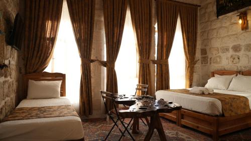 1 king bed, 2 twin beds