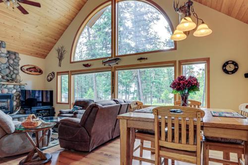 Hike & Expore! Montana Cabin Hideaway in Marion (MT)