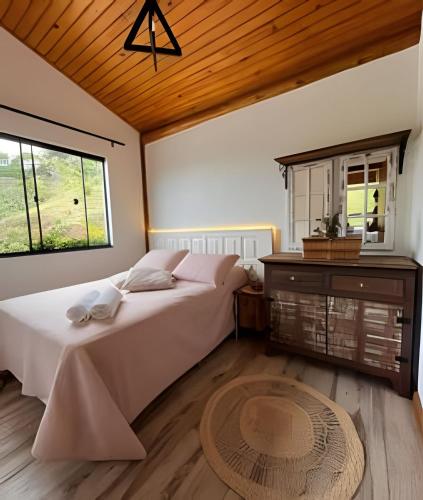 Cabana Jardim dos Passaros com Hidro e Lareira in São Pedro De Alcântara