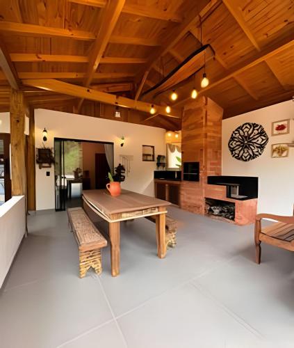 Balcony/terrace, Cabana Jardim dos Passaros com Hidro e Lareira in São Pedro De Alcântara