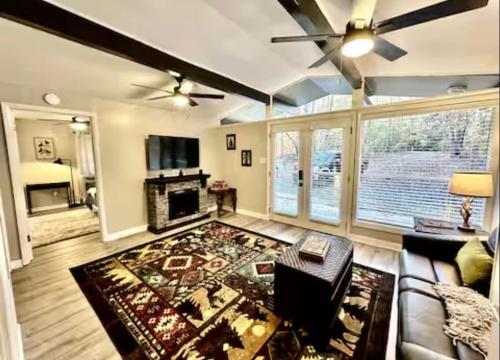 Peaceful Woodland Cabin near Callaway Gardens in Hamilton (GA)