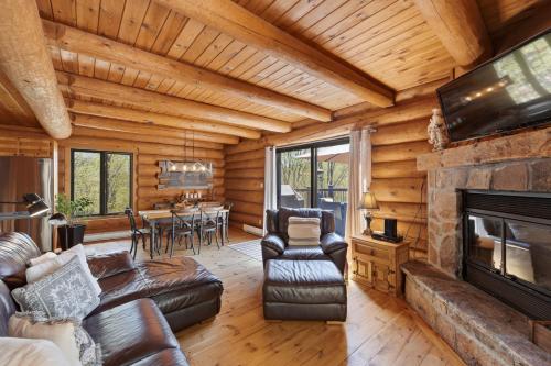 The Woodland Nest 4BDR SPA Lac superieur in Lac Superieur (QC)