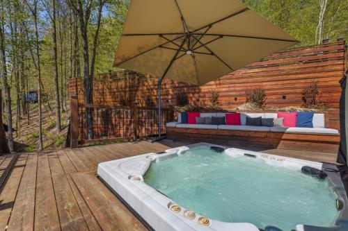 Karstais baseins, The Woodland Nest 4BDR SPA Lac superieur in Lac Superieur (QC)