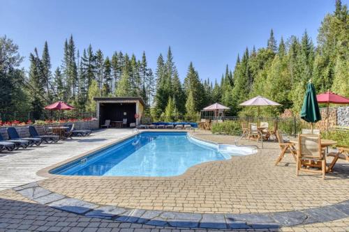 Peldbaseins, The Woodland Nest 4BDR SPA Lac superieur in Lac Superieur (QC)