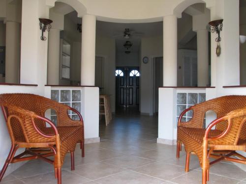 Entrada, Apartments in Maya's Bajan Villas in Welches