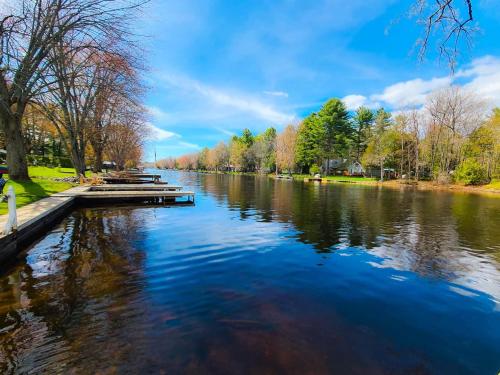 Washago Waterfront Hot Tub, Sauna, Trails, Fish in Port Stanton (ON)
