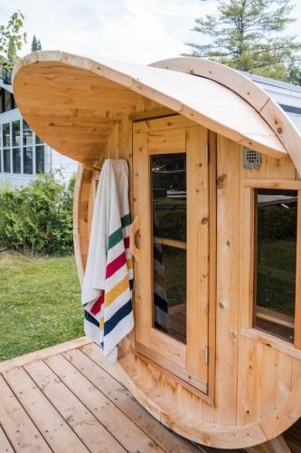 Washago Waterfront Hot Tub, Sauna, Trails, Fish in Port Stanton (ON)