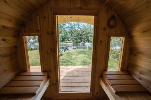 Washago Waterfront Hot Tub, Sauna, Trails, Fish in Port Stanton (ON)