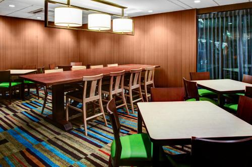Food and beverages, Fairfield by Marriott Inn & Suites Los Angeles LAX/El Segundo near Mama D's