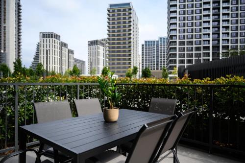 King's & Queen's Garden Residence - Private 30m2 Garden Kings
