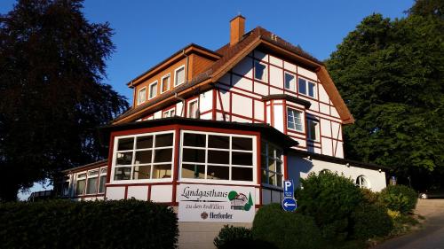 Landgasthaus Zu den Erdfällen - Accommodation - Bad Pyrmont