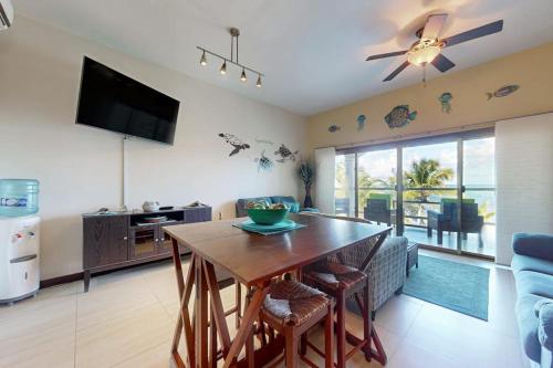 Oceanfront condo with pool gorgeous ocean views WiFi & partial AC in Ambergris Caye