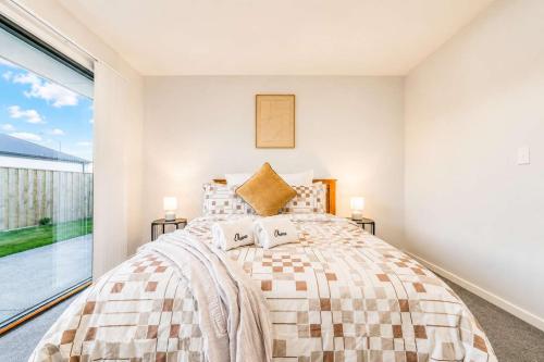 Modern 4BR Stay with Large Living Area in Hornby - image 4