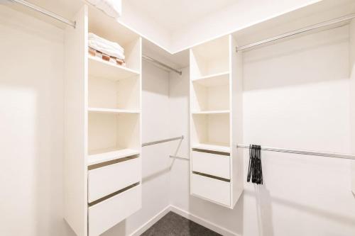 Modern 4BR Stay with Large Living Area in Hornby - image 2