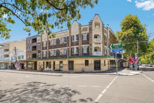 Exterior view, Kahlo Alexandria - Stylish 2 bdrm Walk to Train in Alexandria
