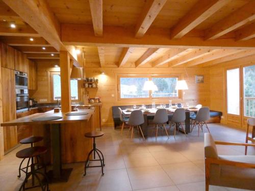 Chalet spacieux avec parking - 13 pers. - FR-1-886-100