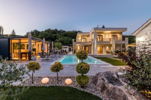 Countryside family villa with pool Zmina in Gizdavac